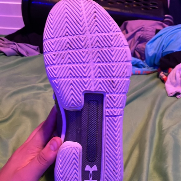 Size 8 under armor basket ball shoes really good the color is dark green - Picture 4 of 6